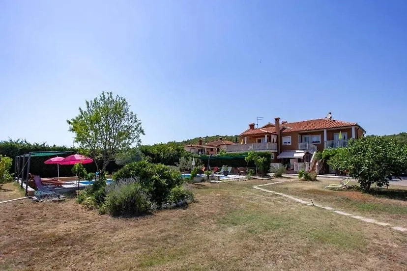 Apartments Villa Leylandia Kanfanar